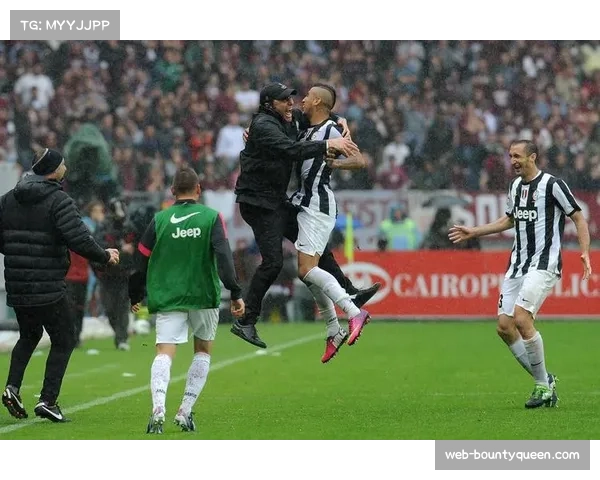 特写镜头：38岁的博努奇精准长传发起反击，看台上响起掌声